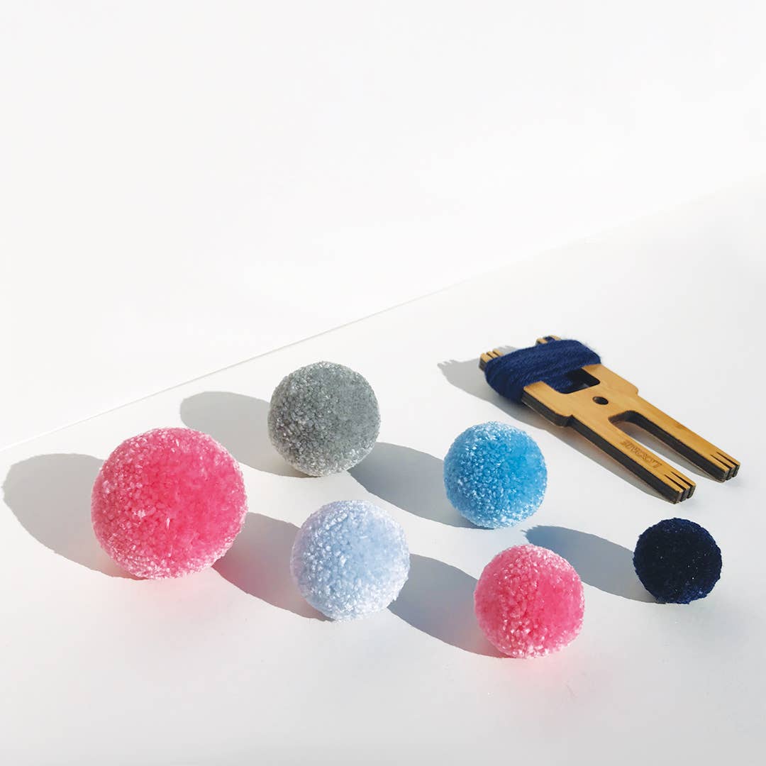 5-IN-1 Pom Pom Maker - Robot Model