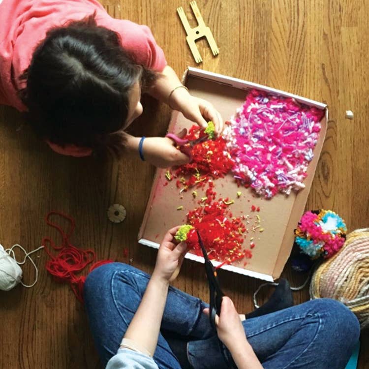 5-IN-1 Pom Pom Maker - Robot Model