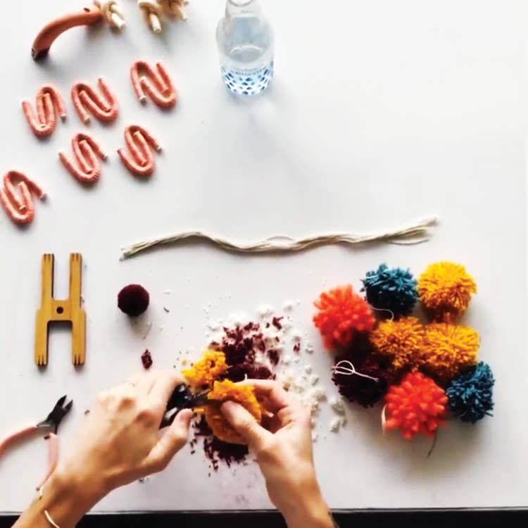 5-IN-1 Pom Pom Maker - Robot Model